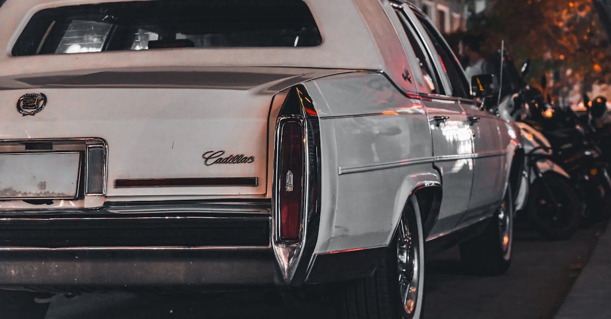 سفید Cadillac Escalade