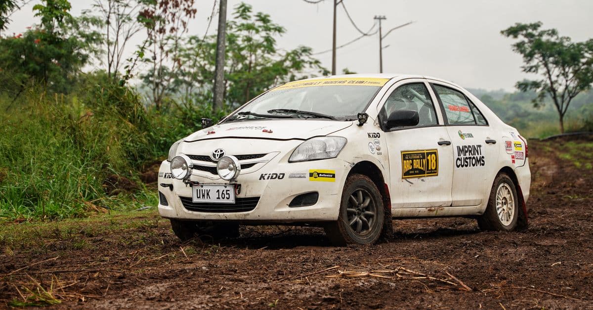 سفید Toyota Yaris